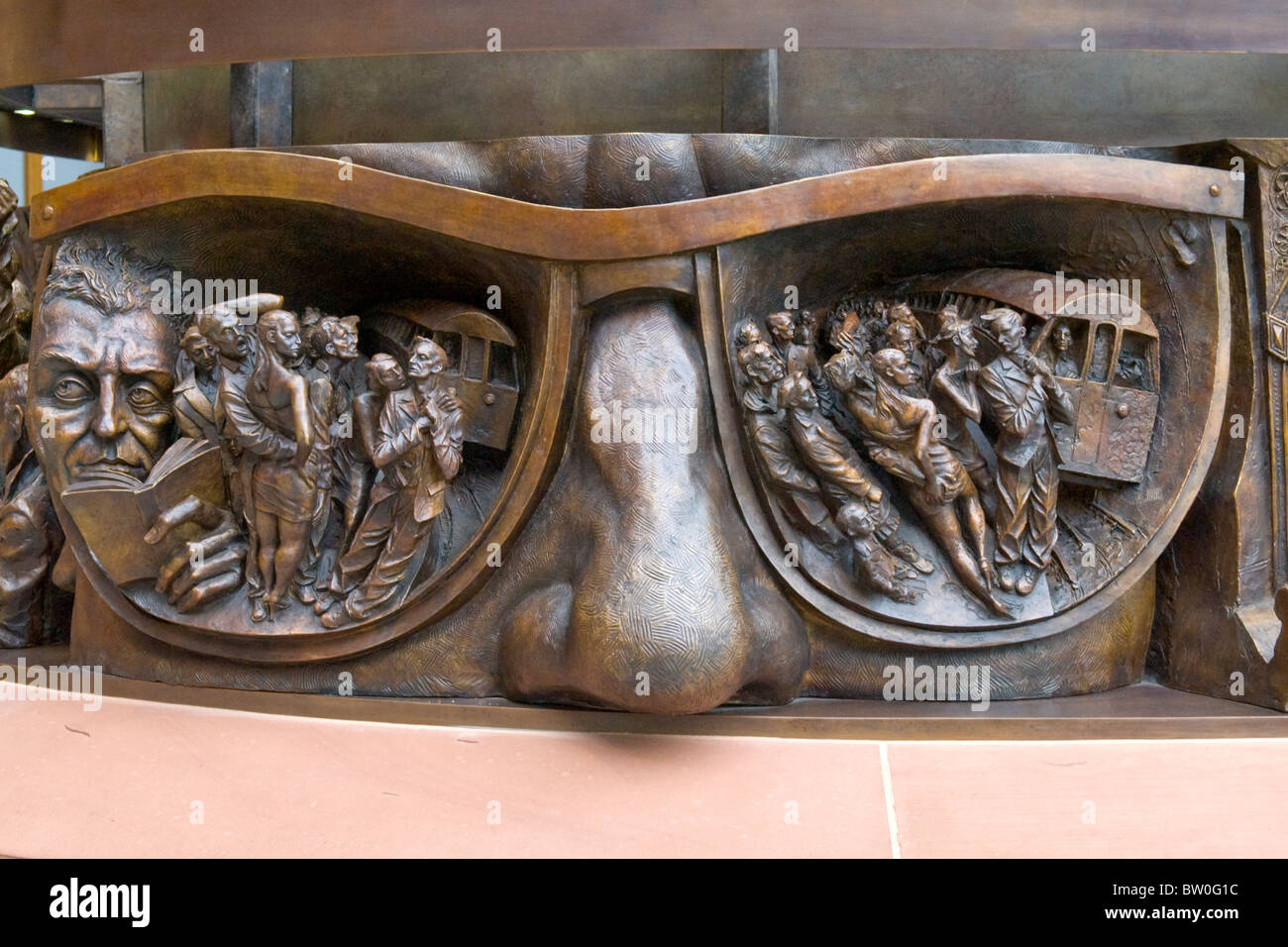 La gare St Pancras , statue Paul Day ' ' 2007 Le lieu de réunion , récente frise de passagers et train de tube reflète dans verres Banque D'Images