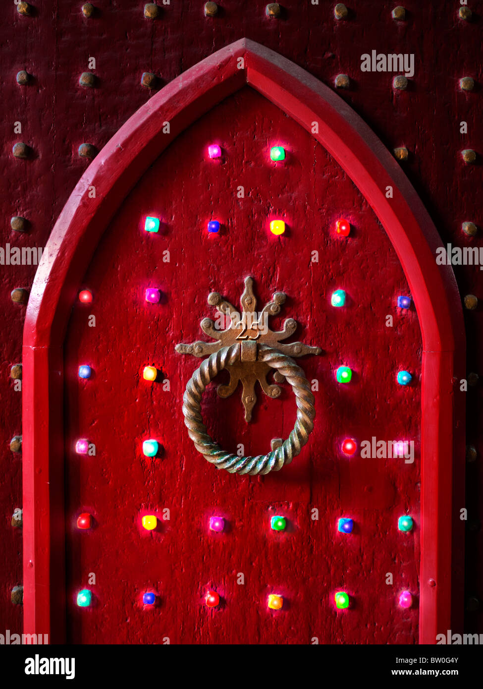 Lumières de Noël vieille porte en bois rouge porte gothique avec le numéro "25" et fête de lumières à l'époque de Noël traditionnel Banque D'Images