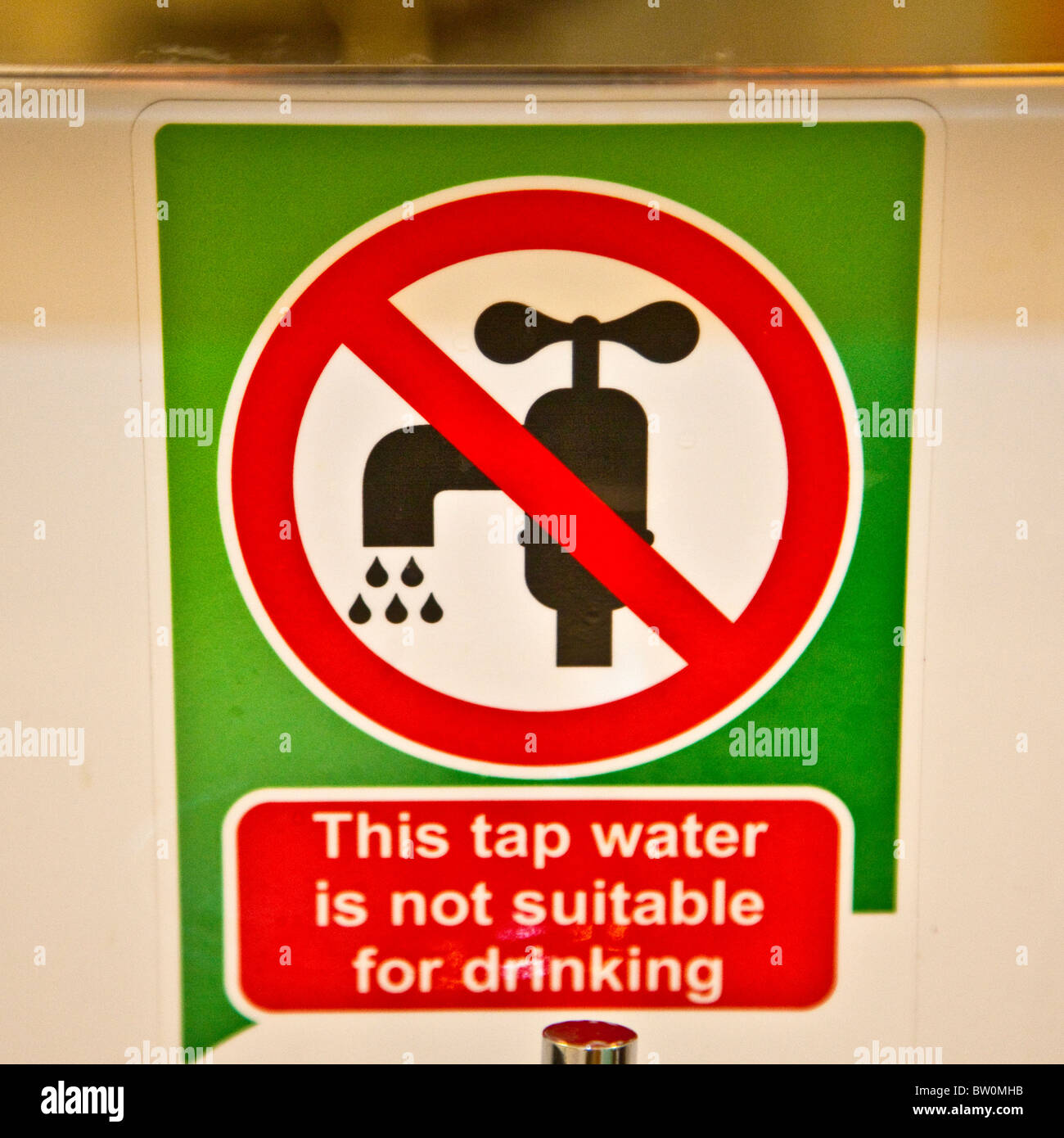 Dar es Salaam, Tanzanie. L'eau du robinet non potable, dans une chambre d'hôtel de première classe. Banque D'Images
