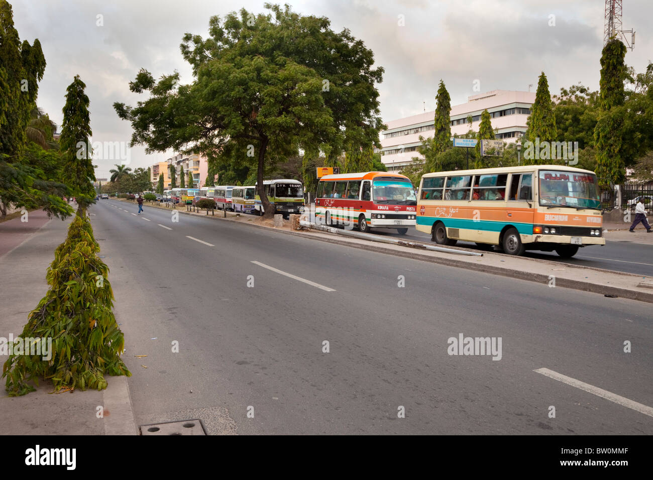 Dar es Salaam, Tanzanie. Bibi Titi Mohammed Road, l'une de Dar es Salaam, grands boulevards. Banque D'Images
