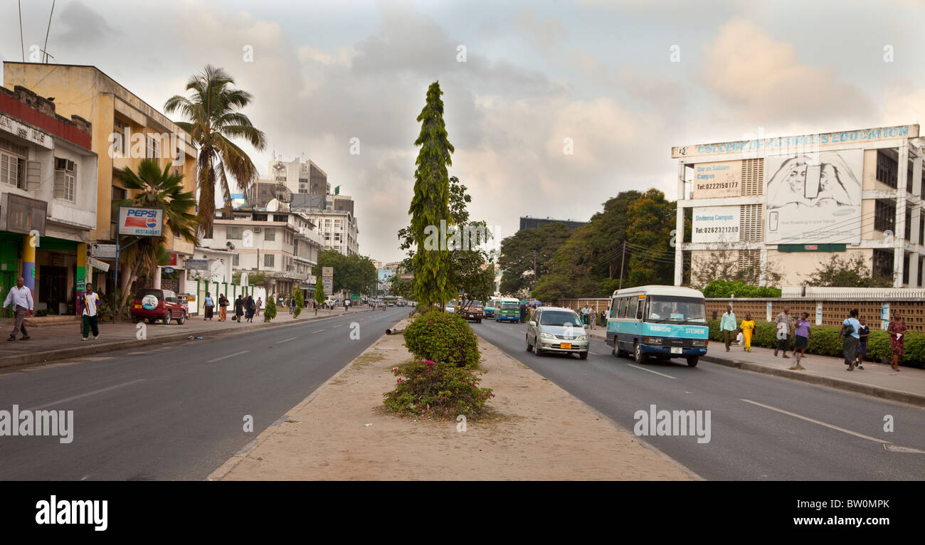 Dar es Salaam, Tanzanie. Bibi Titi Mohammed Road, l'une de Dar es Salaam, grands boulevards. Banque D'Images
