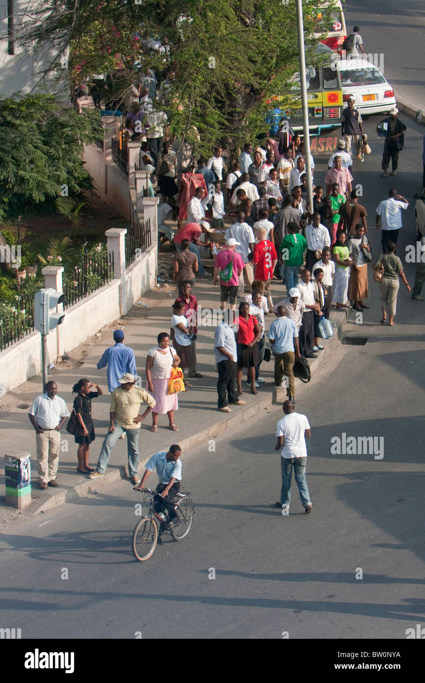 Dar es Salaam, Tanzanie. Les piétons à l'angle d'Azikiwe et l'Inde Rue. Banque D'Images