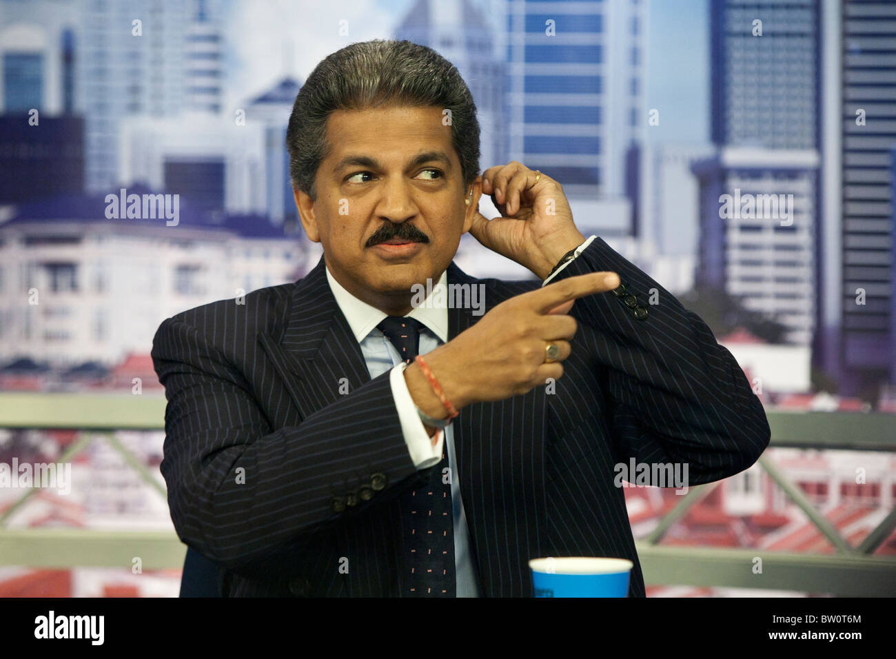 Anand Mahindra, vice-président et directeur général de Mahindra & Mahindra Ltd., prend la parole lors d'une entrevue à Singapour Banque D'Images