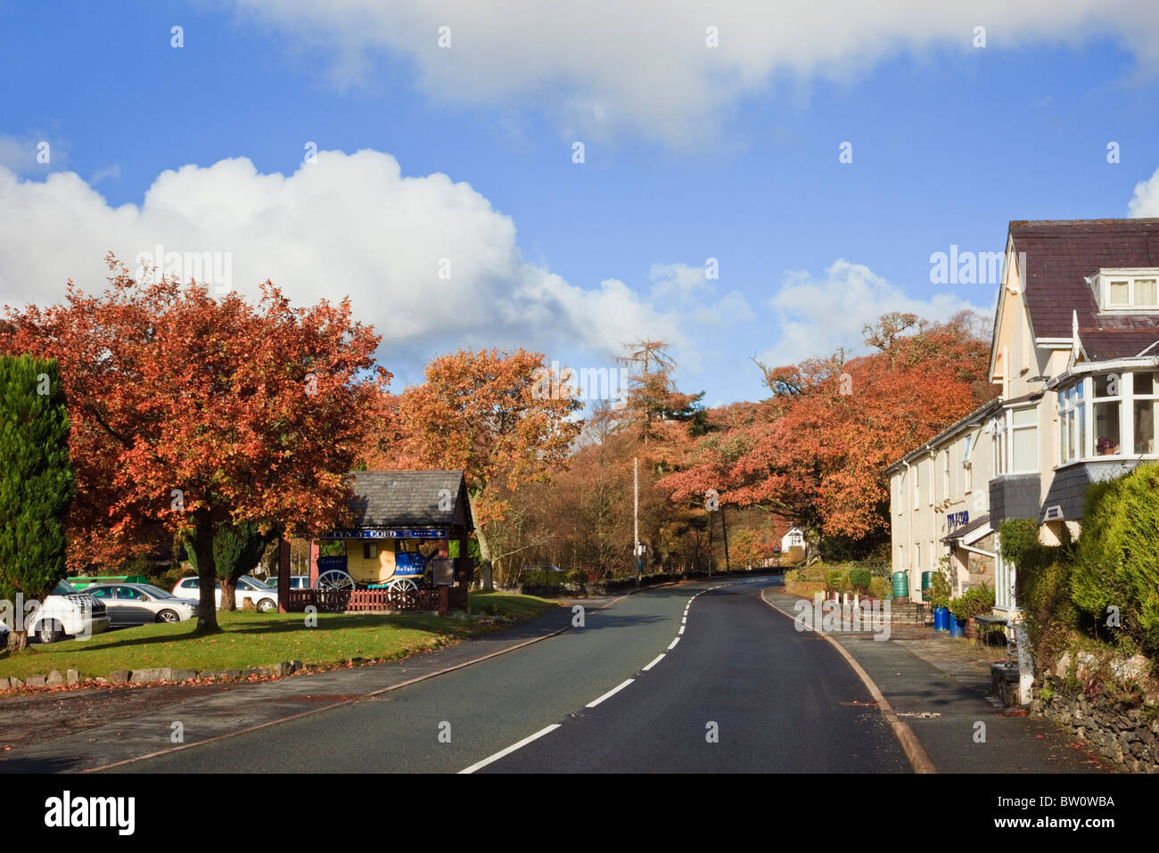 A5 route et Tyn-Y-Coed Inn sur la route historique de Thomas Telford dans le parc national de Snowdonia en automne. Capel Curig, Conwy, au nord du Pays de Galles, Royaume-Uni, Angleterre. Banque D'Images