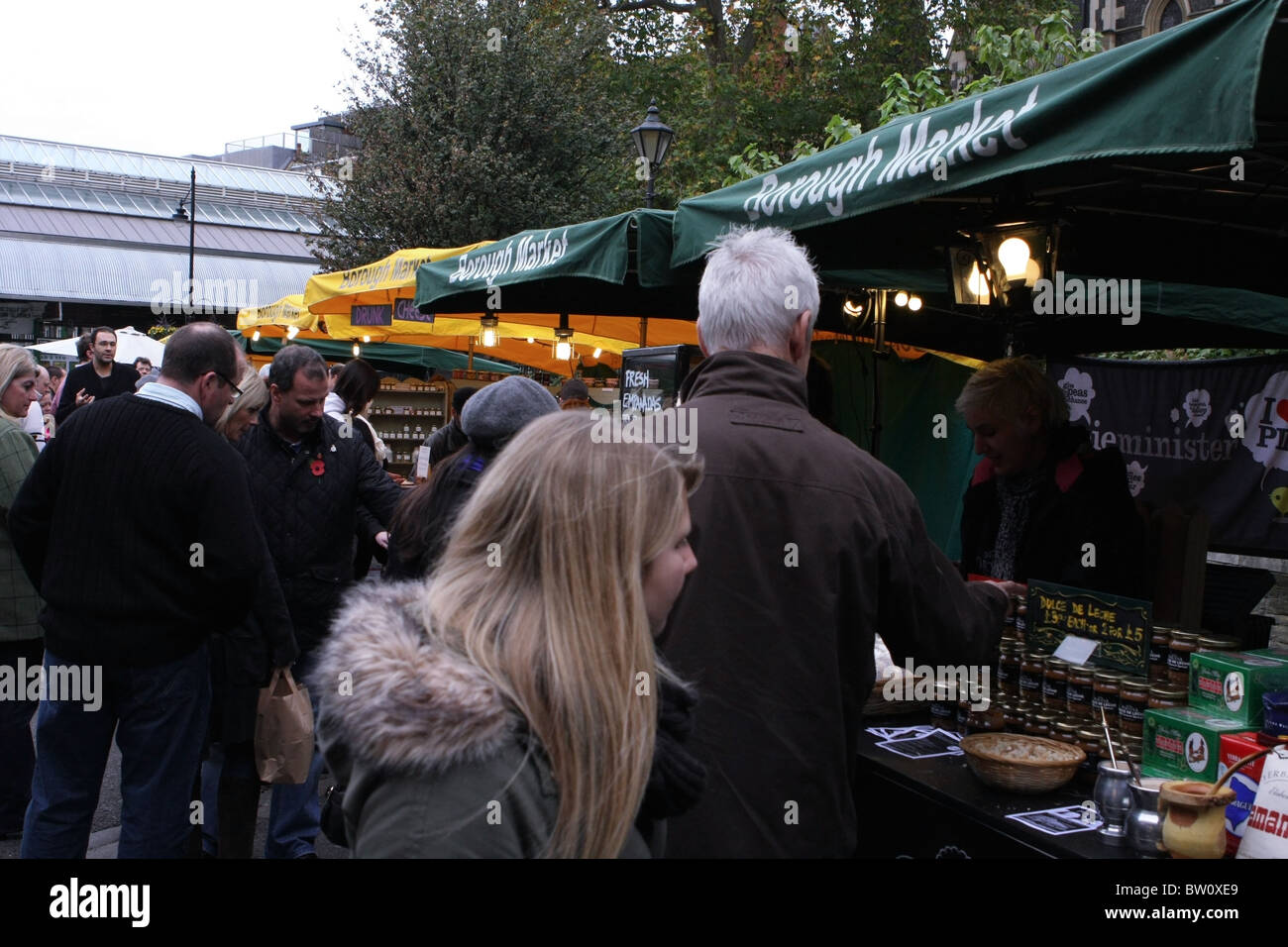 Les visiteurs et les touristes à la Borough Market, près de London Bridge, Londres, Angleterre Banque D'Images