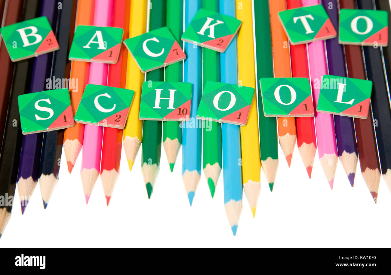 Crayons placés dans divers commande pour retourner à l'école Banque D'Images
