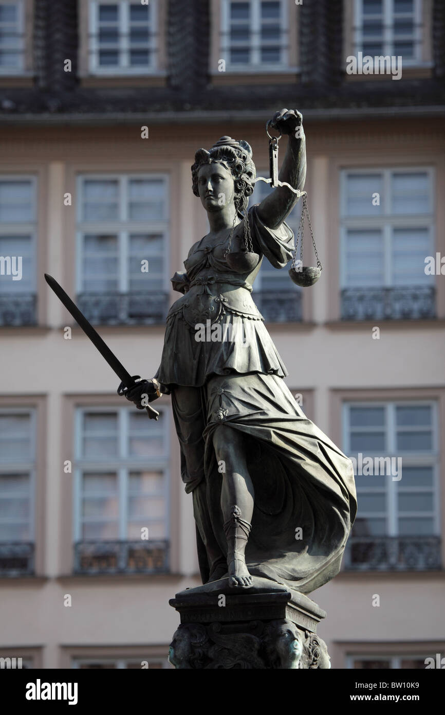 Dame Justice statue à Francfort-sur-Main, Allemagne Banque D'Images