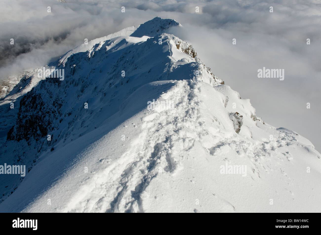 Une vue le long Ddysgl y lit bébé en hiver avec la distance en Goch Banque D'Images