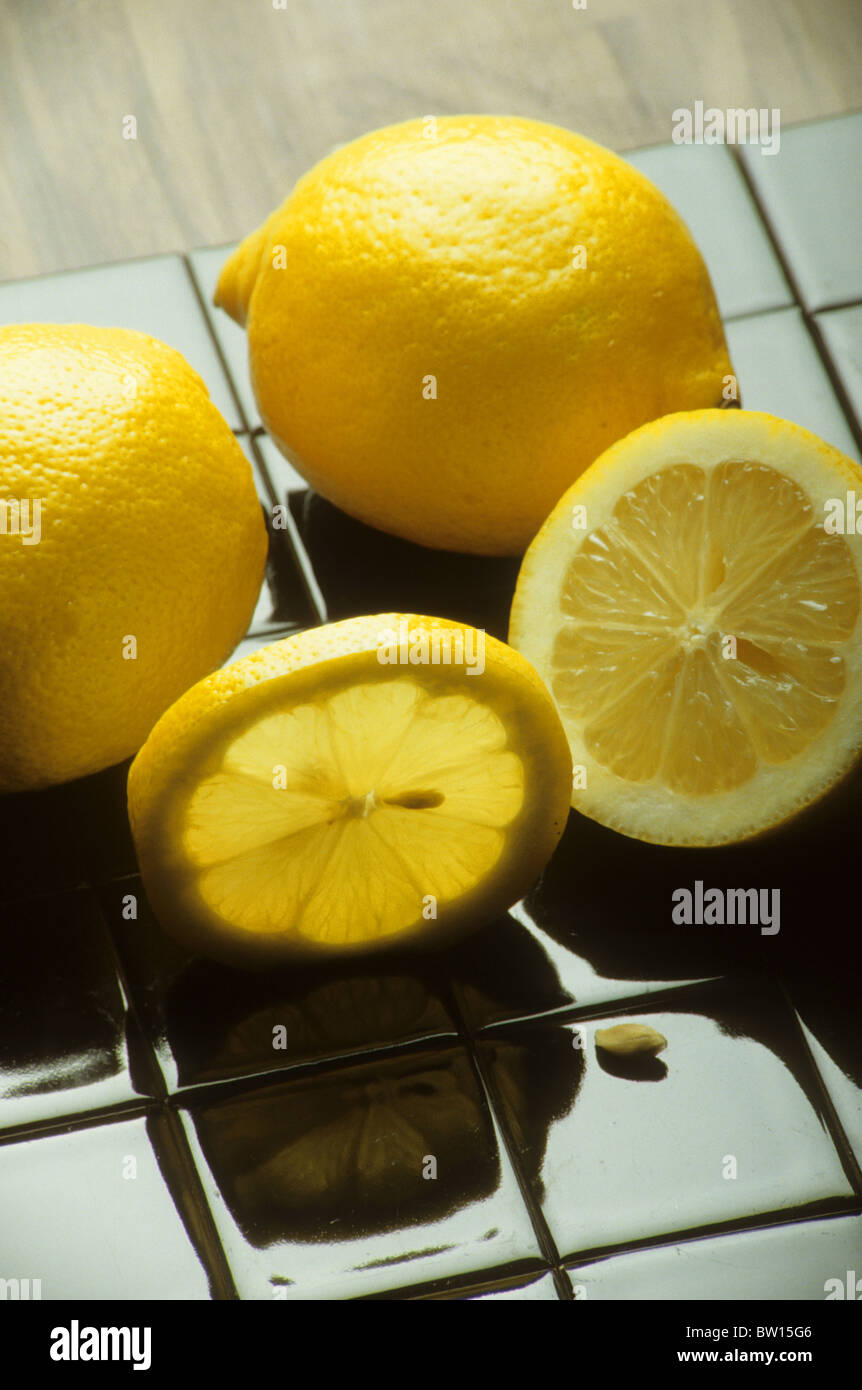 Frais de citron jaune tarte juteuse tranche semences fruit citrus faire cuire la nourriture délicieuse moelle vitamine C sure zeste Banque D'Images