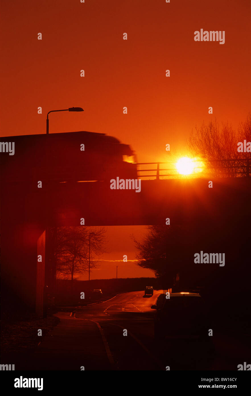 Camion voyageant sur l'A1 autoroute m1 au coucher du soleil leeds yorkshire uk Banque D'Images
