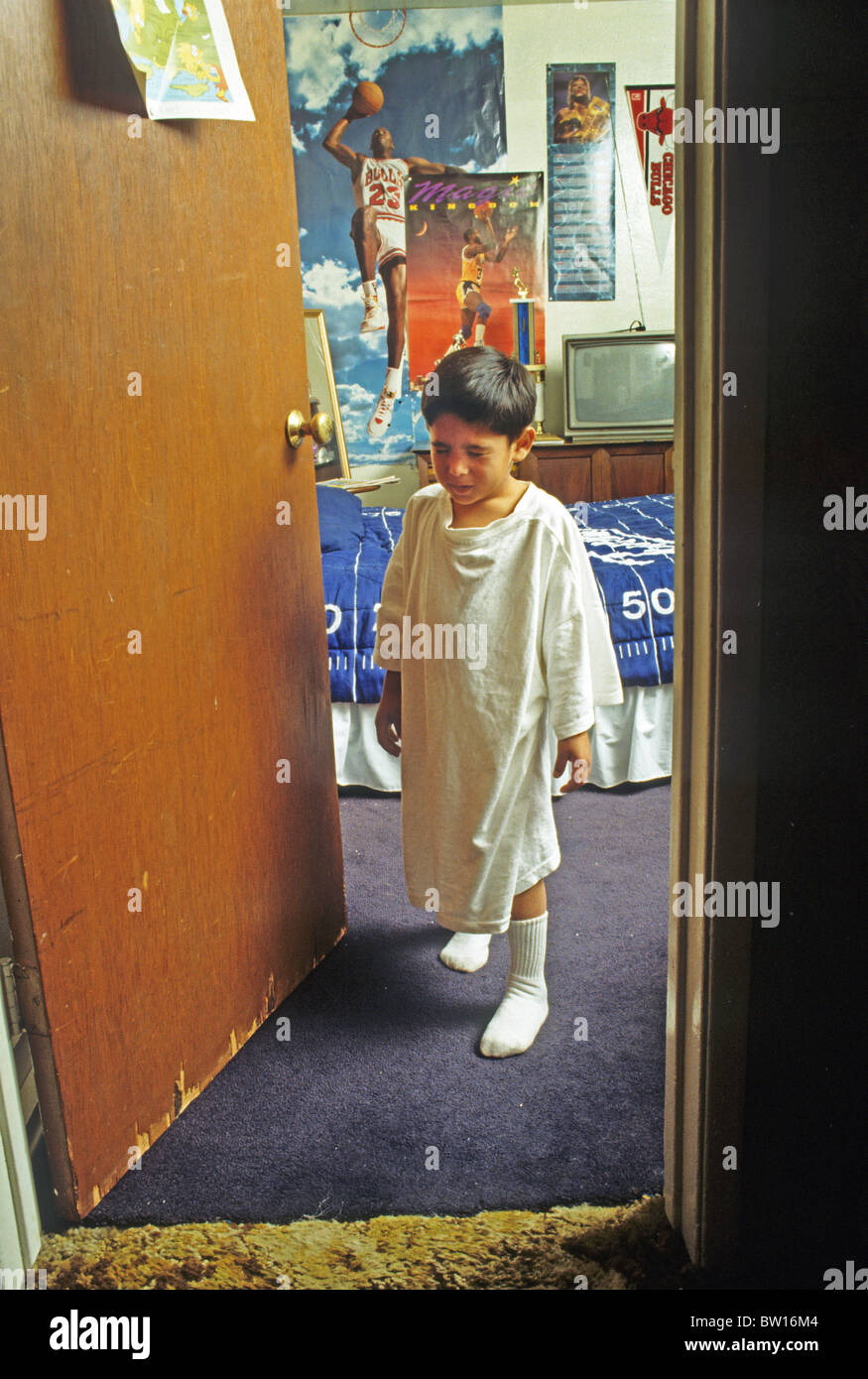 Young Hispanic boy rêve sommeil mauvais cauchemar marche cri triste malheureux aide appeler maman mère père mère père soins amour Banque D'Images