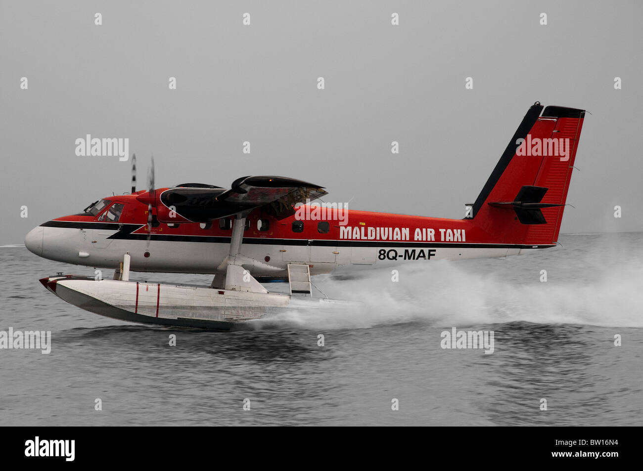 Maldivian Air Taxi Twin Otter DHC6 décollage vacanciers retour à l'aéroport de Malé Banque D'Images