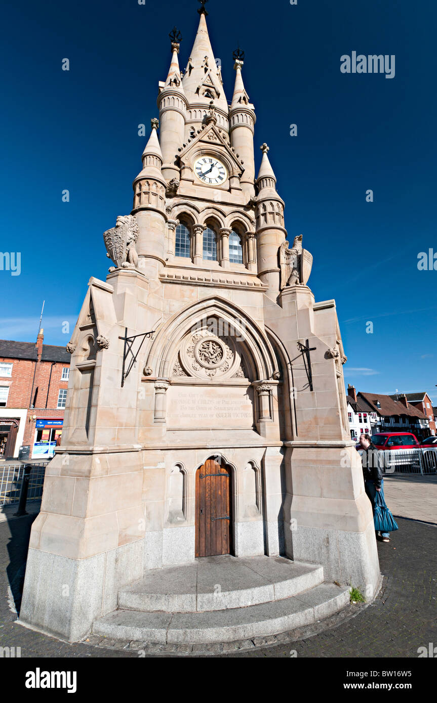 La fontaine américain Stratford upon Avon et tour de l'horloge à la place du marché Banque D'Images