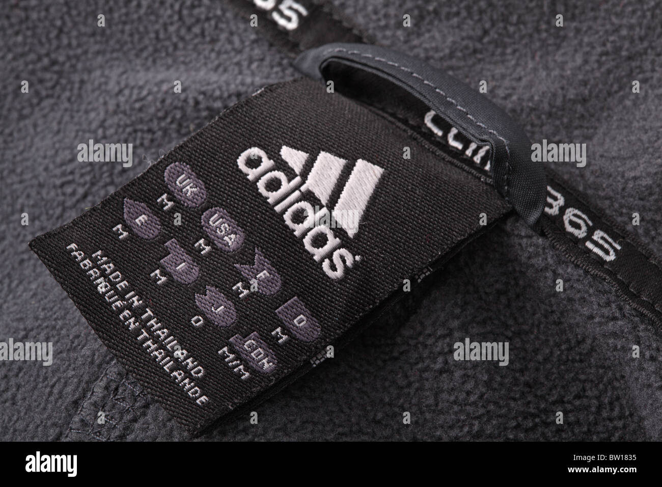 Logo adidas sur une veste noire label. Shallow DOF. Banque D'Images