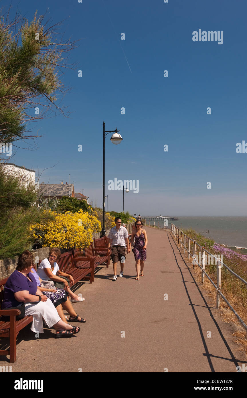 Les gens le long de la mer, à Southwold, Suffolk , Bretagne , France Banque D'Images
