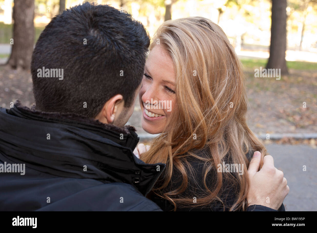 Un jeune couple dans Central Park à New York regard joyeusement à chaque autre Banque D'Images