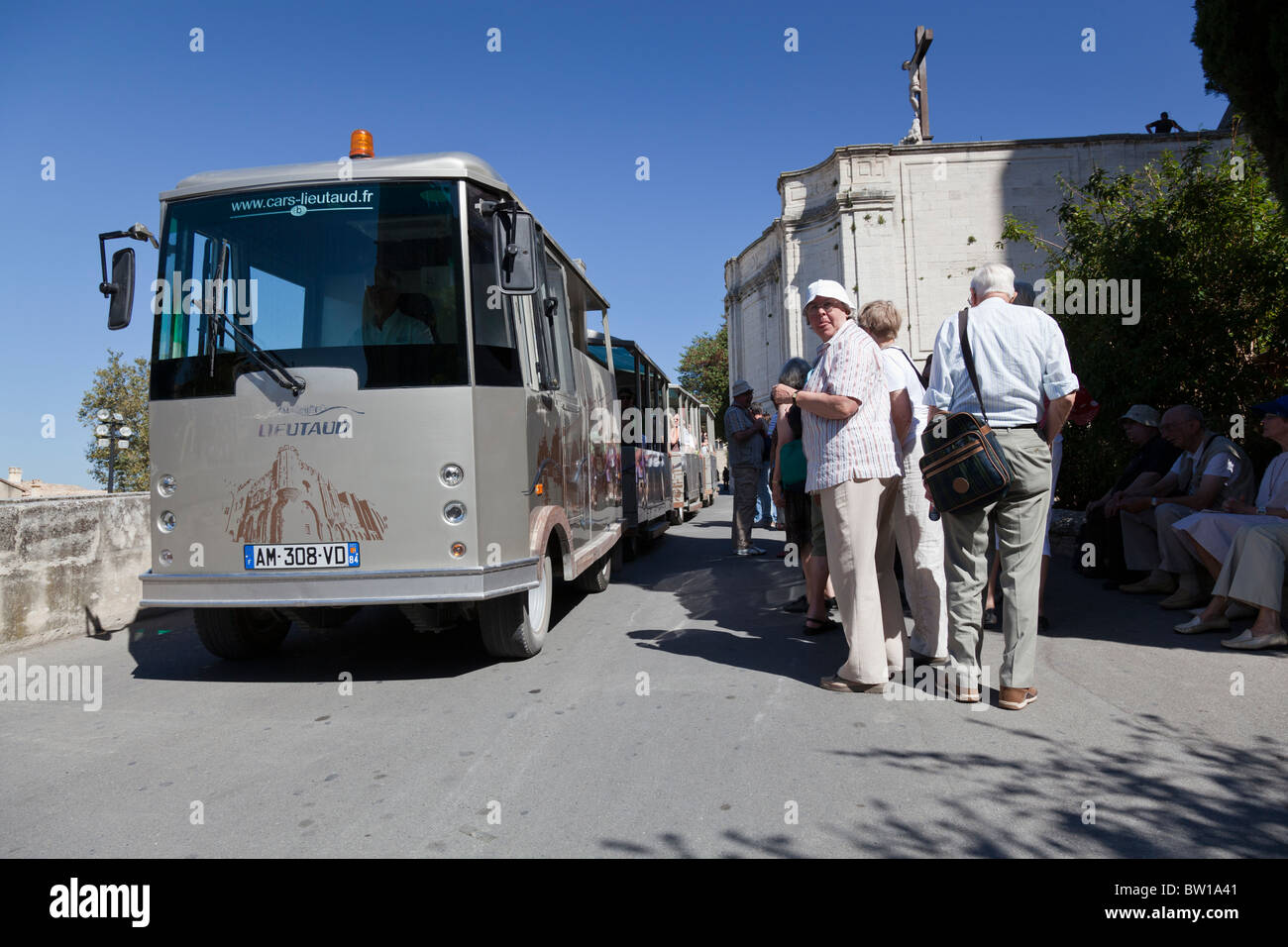 Attendre les touristes à bord d'un autobus de tournée 'train' par le Palais des Papes, Avignon, Vaucluse, France. Banque D'Images