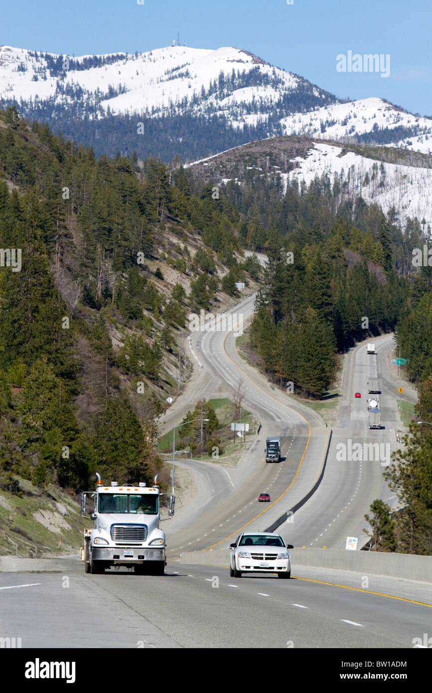 Les véhicules sur l'autoroute 80 près de Donner Pass dans la Sierra Nevada, en Californie, USA. Banque D'Images