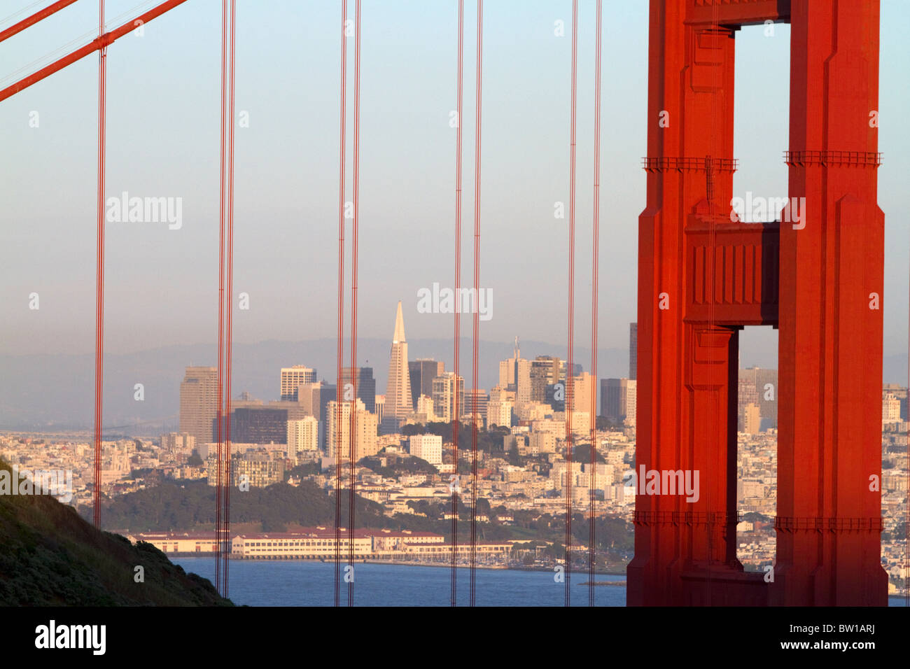 Le Golden Gate Bridge et de la ville de San Francisco, Californie, USA. Banque D'Images