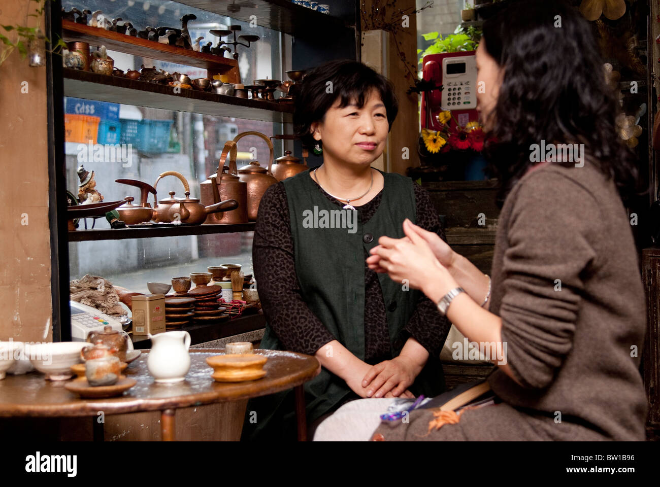 Une boutique d'accessoires et bijoux coréens owner et le thé avec un invité, Insadong, Séoul, Corée du Sud Banque D'Images