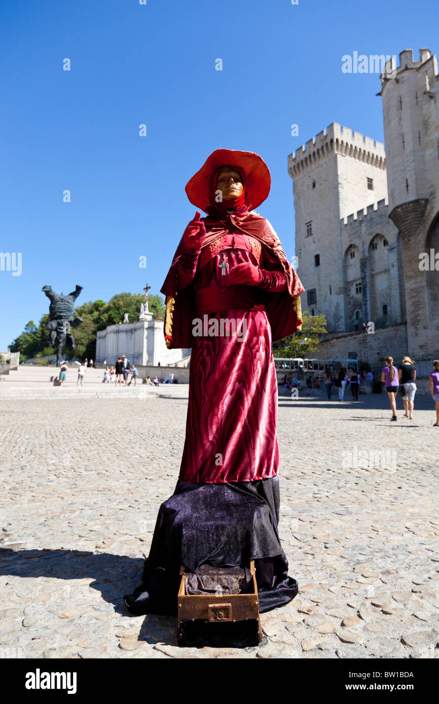 Un artiste de rue imite une statue de la Place du Palais à Avignon, France. Banque D'Images