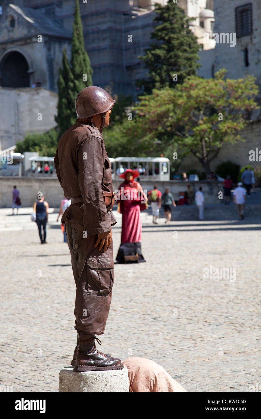 Un artiste de rue imite une statue d'un soldat. Place du Palais à Avignon, France. Banque D'Images