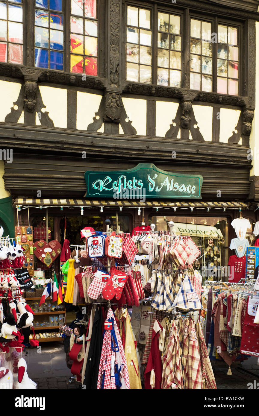 Boutique de souvenirs AFFICHER ET MAISON À COLOMBAGES STRASBOURG ALSACE FRANCE Banque D'Images