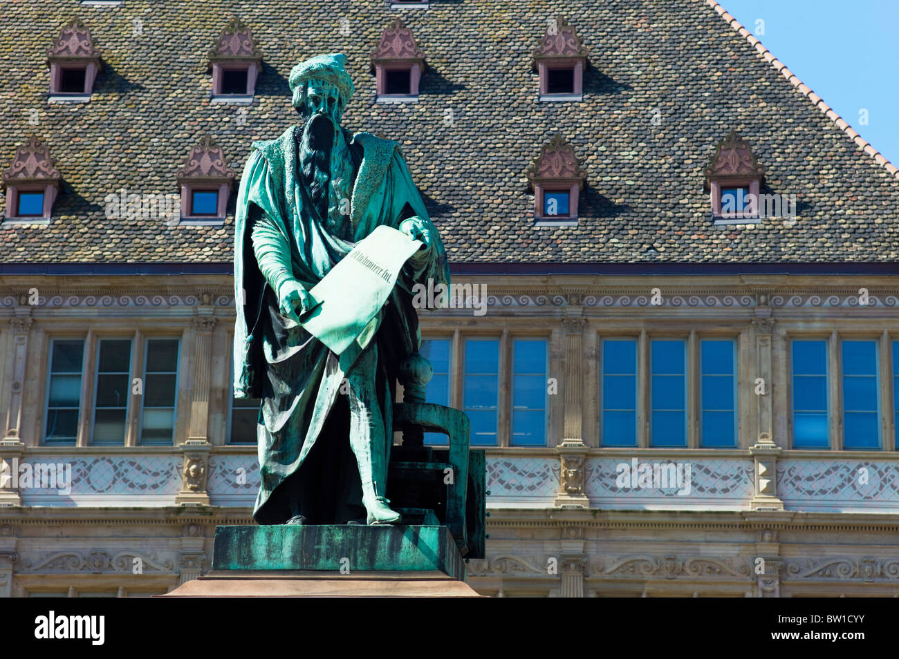 Statue de Gutenberg Strasbourg par David D'Angers, 1840, la construction de la Chambre de Commerce Place place Gutenberg, Strasbourg, Alsace, France, Europe, Banque D'Images