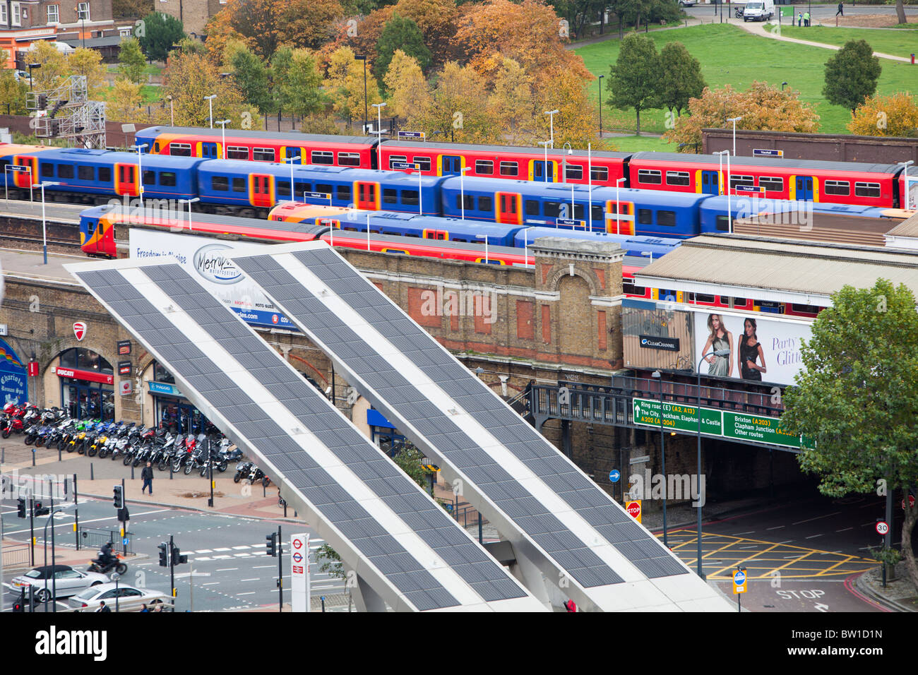 La gare routière de Vauxhall à Londres, Royaume-Uni, est doté de panneaux solaires installés sur le toit qui fournissent un tiers des besoins énergétiques des stations. Banque D'Images