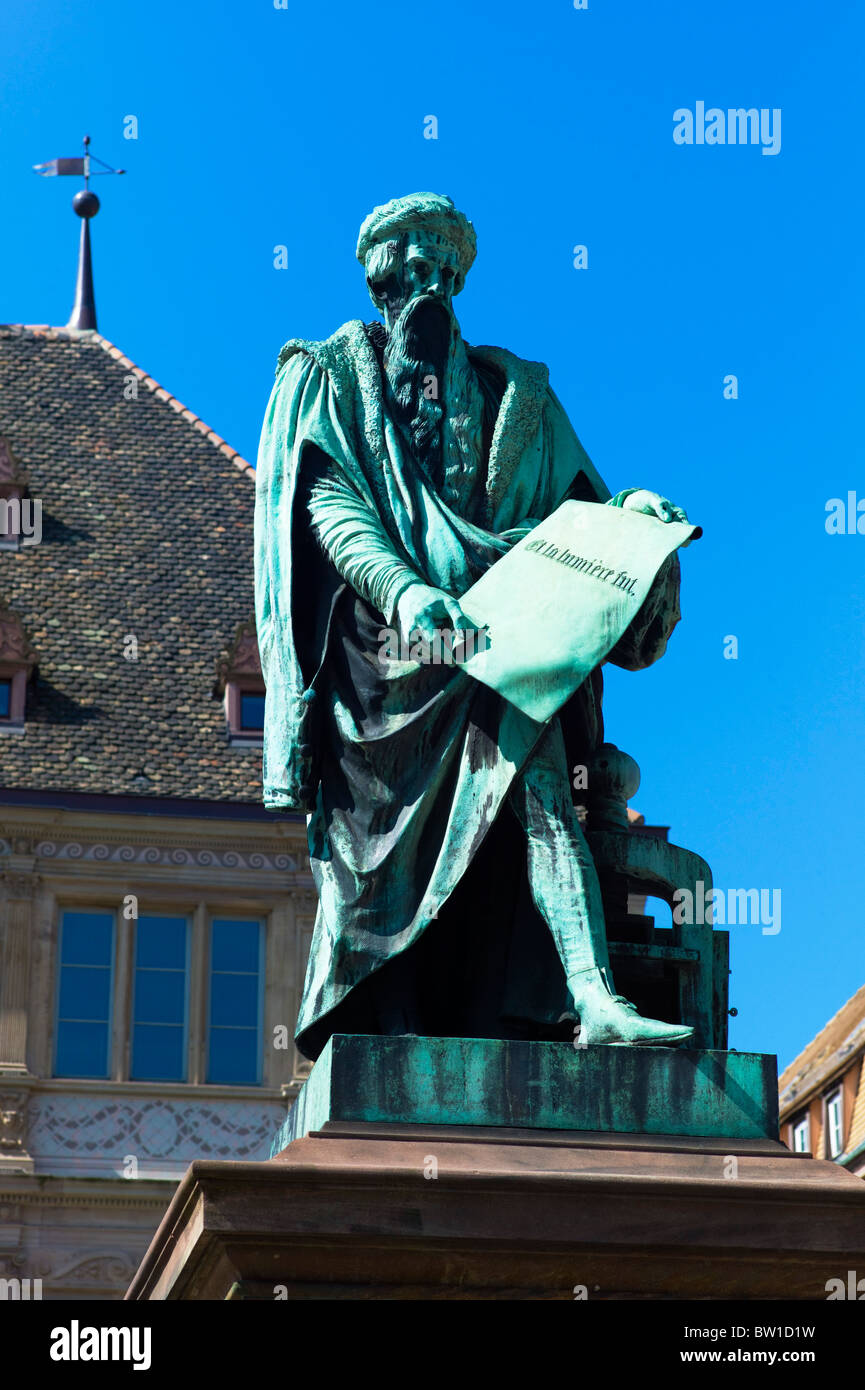 Statue de Gutenberg Strasbourg par David D'Angers, 1840, la construction de la Chambre de Commerce Place place Gutenberg, Strasbourg, Alsace, France, Europe, Banque D'Images