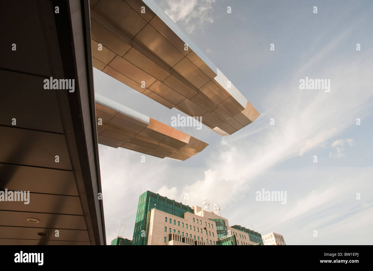 La gare routière de Vauxhall à Londres, Royaume-Uni, est doté de panneaux solaires installés sur le toit qui fournissent un tiers des besoins énergétiques des stations. Banque D'Images