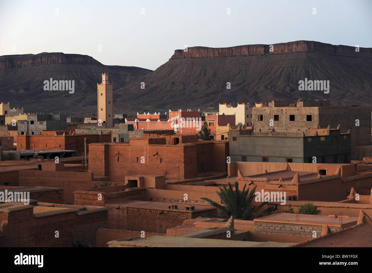 K'nob village paysage désertique avec arrière-plan. Le Maroc. Banque D'Images