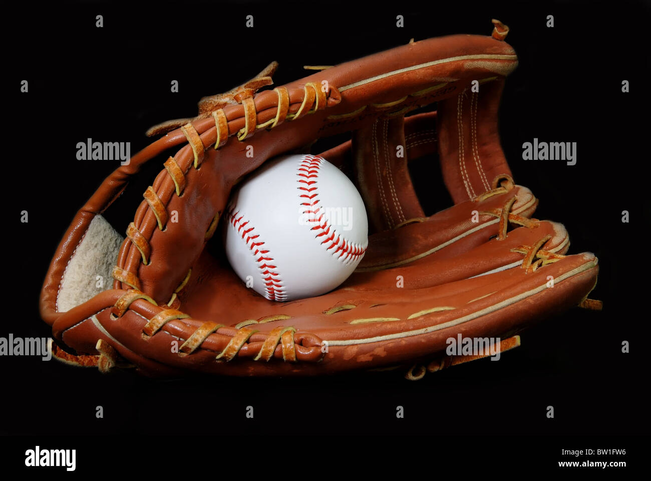 Gant de baseball en isolé sur fond noir. Banque D'Images