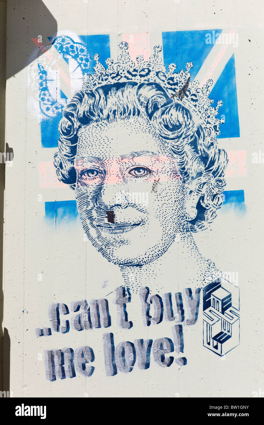 Le Graffiti montrant un portrait de la Reine Elisabeth et le libellé de la '... can't buy me love ! !' (Beatles) à Berlin Banque D'Images