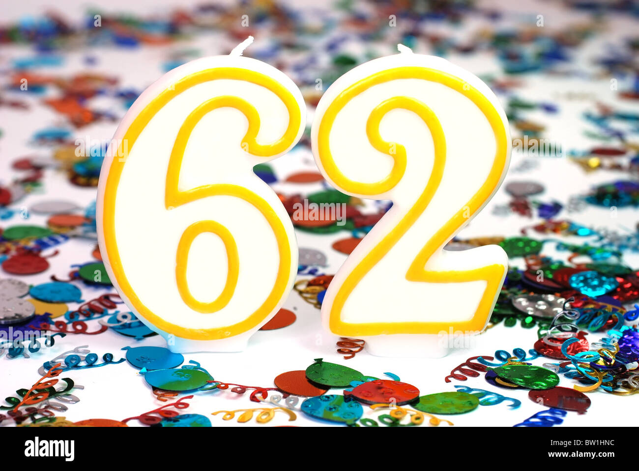 Bougie célébration 62 Nombre de confettis. Banque D'Images
