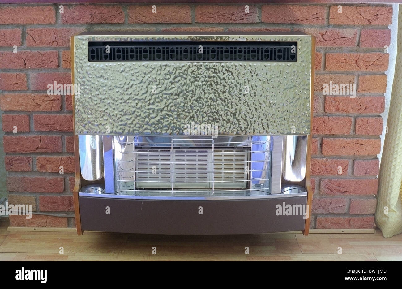 Metal Valor feu de gaz de marque et le Surround dans un établissement d'accueil Banque D'Images