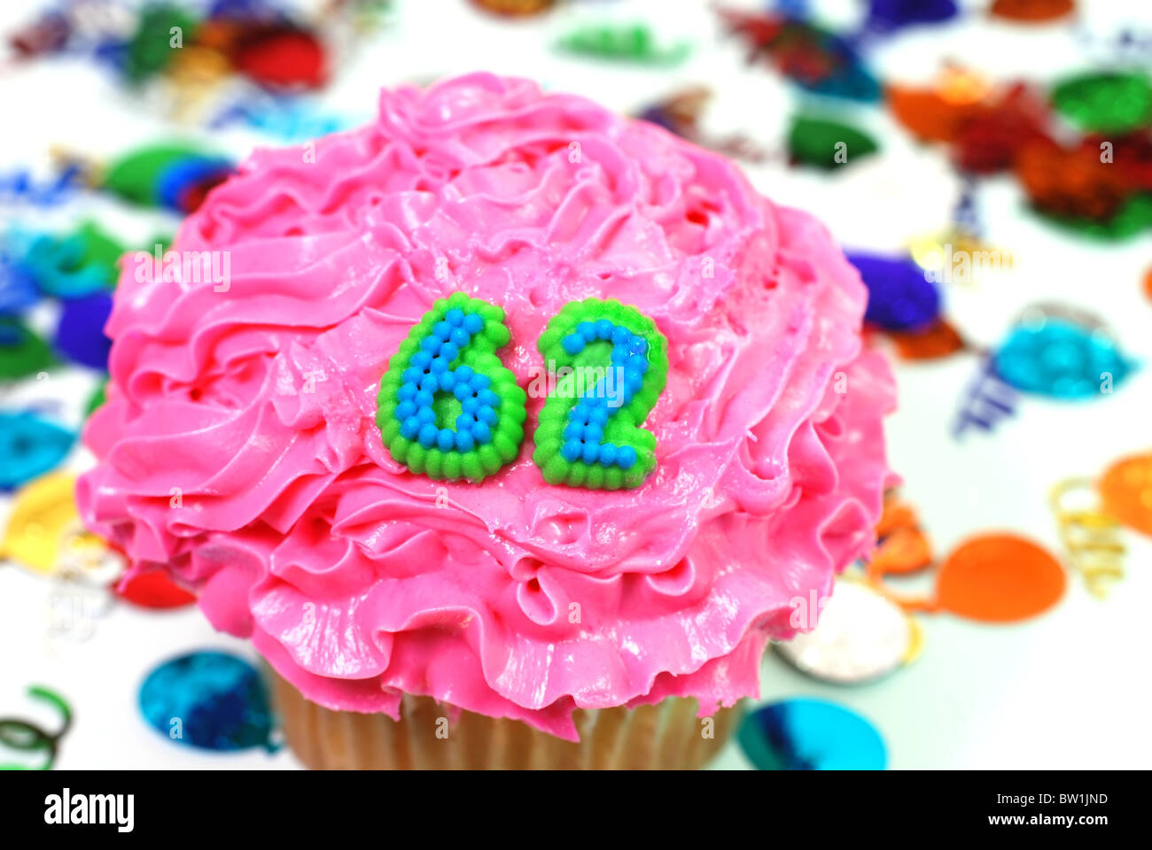 Nombre 62 cupcake célébration de confettis. Banque D'Images