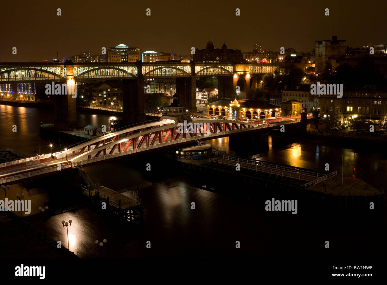 Le pont tournant et High Level Bridge sur la rivière Tyne à Newcastle upon Tyne. Banque D'Images
