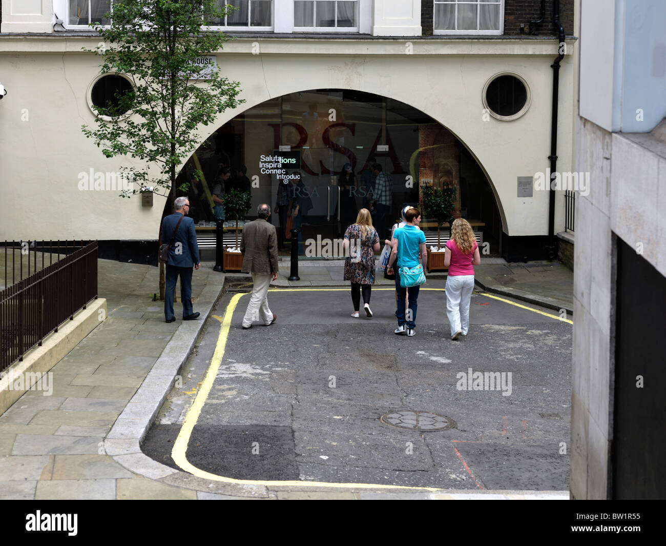 Londres Angleterre les gens entrer dans la Royal Society of Arts Building Banque D'Images