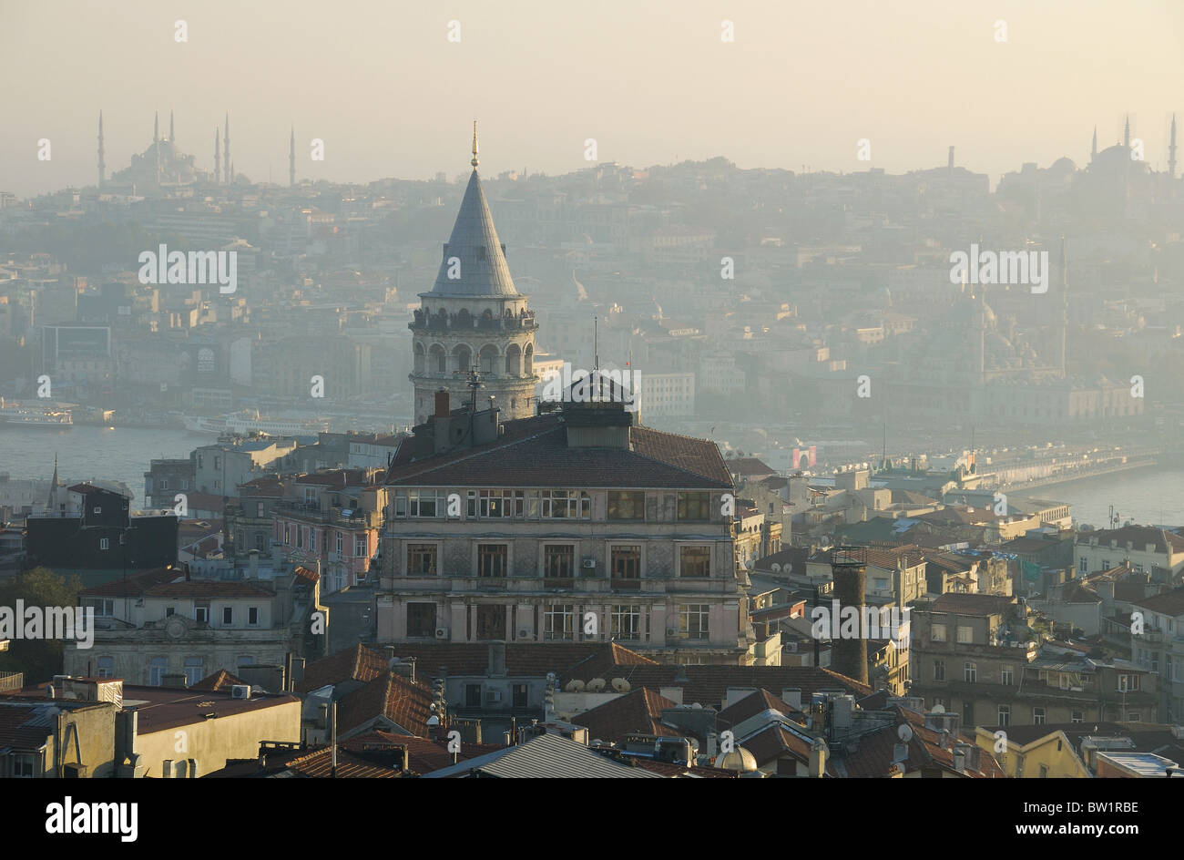 ISTANBUL, TURQUIE. Vue d'une soirée de Beyoglu sur la ville d'automne brumeux, avec le quartier de Galata à l'avant-plan. 2010. Banque D'Images