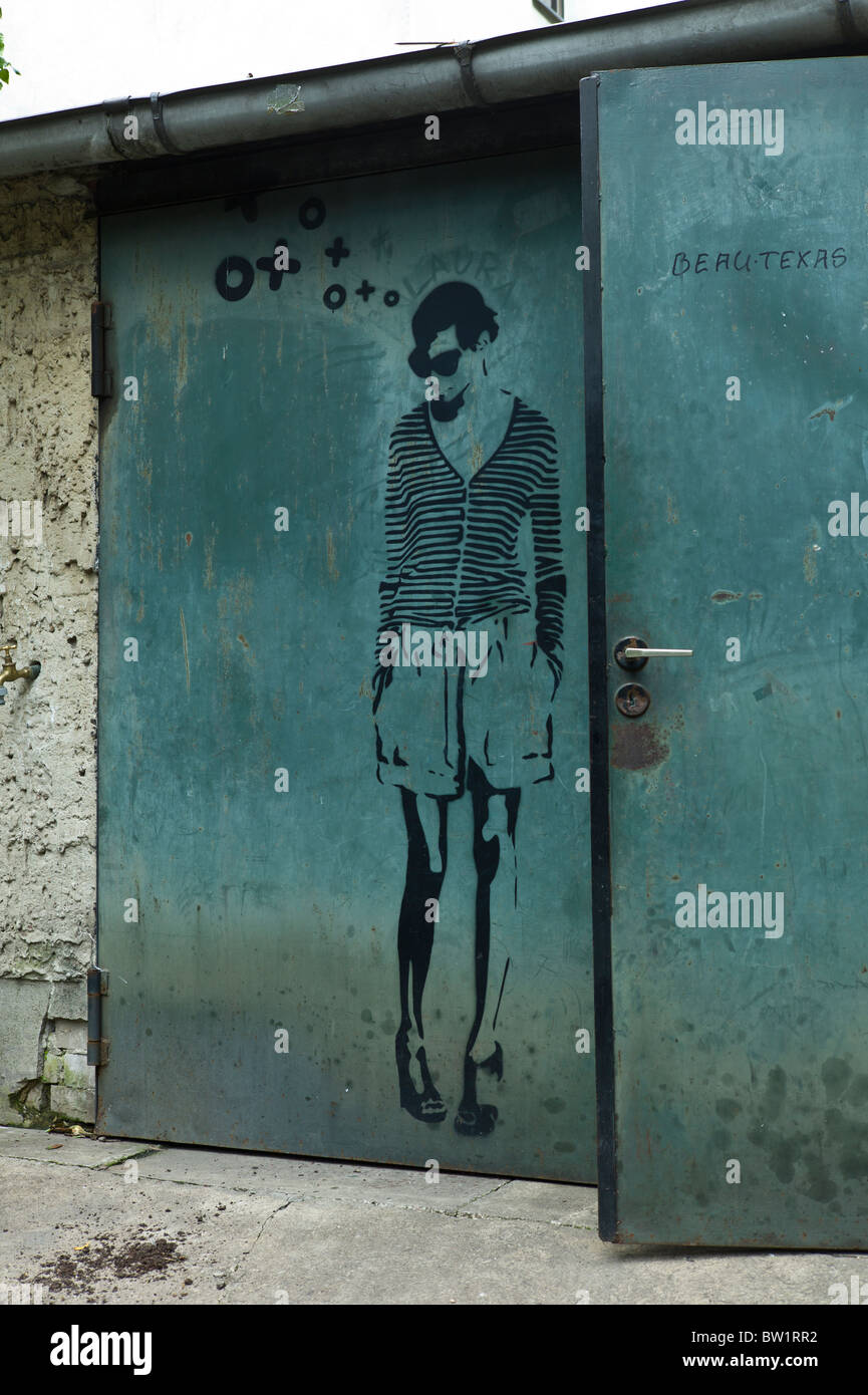 Stencil Graffiti / une femme en regardant vers le bas de sunglass habillés  en short avec des talons hauts, Berlin, Allemagne Photo Stock - Alamy