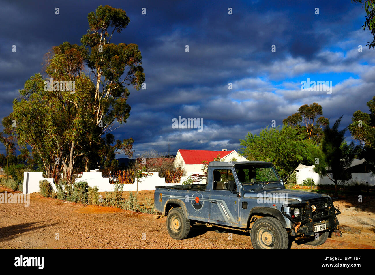 Un petit camion stationné dans une réserve de chasse de la faune. L'Afrique du Sud. Banque D'Images