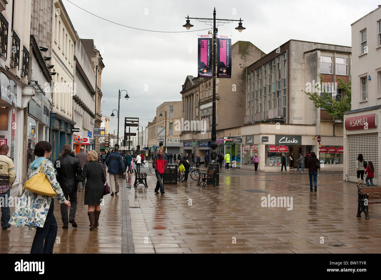 Town Center Shopping Cheltenham UK Banque D'Images