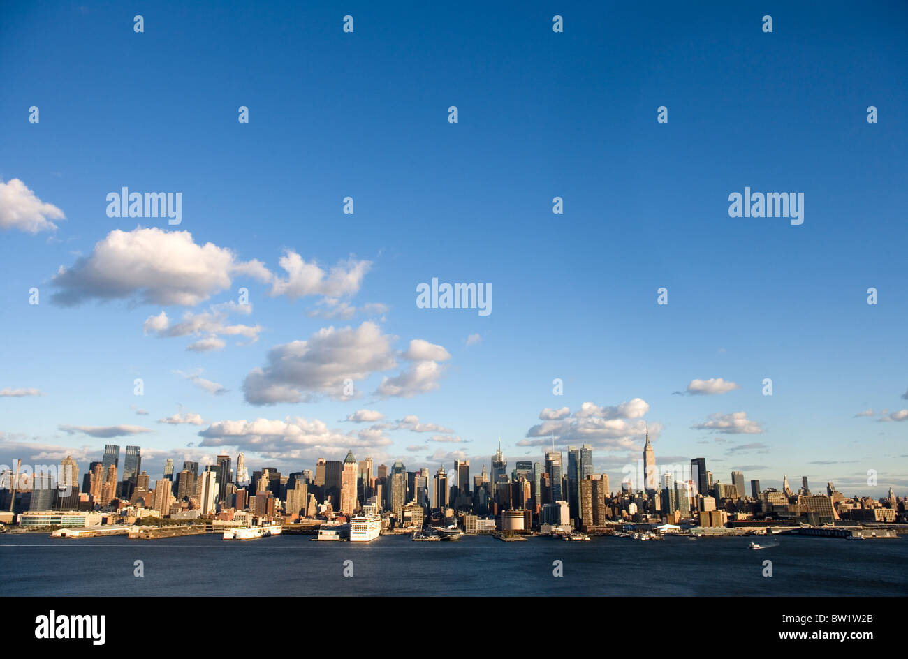 L'horizon de l'ouest de la ville de New York, Midtown à près de Soho à l'angle supérieur 70. Comprend l'Intrépide, navires de croisière, Banque D'Images