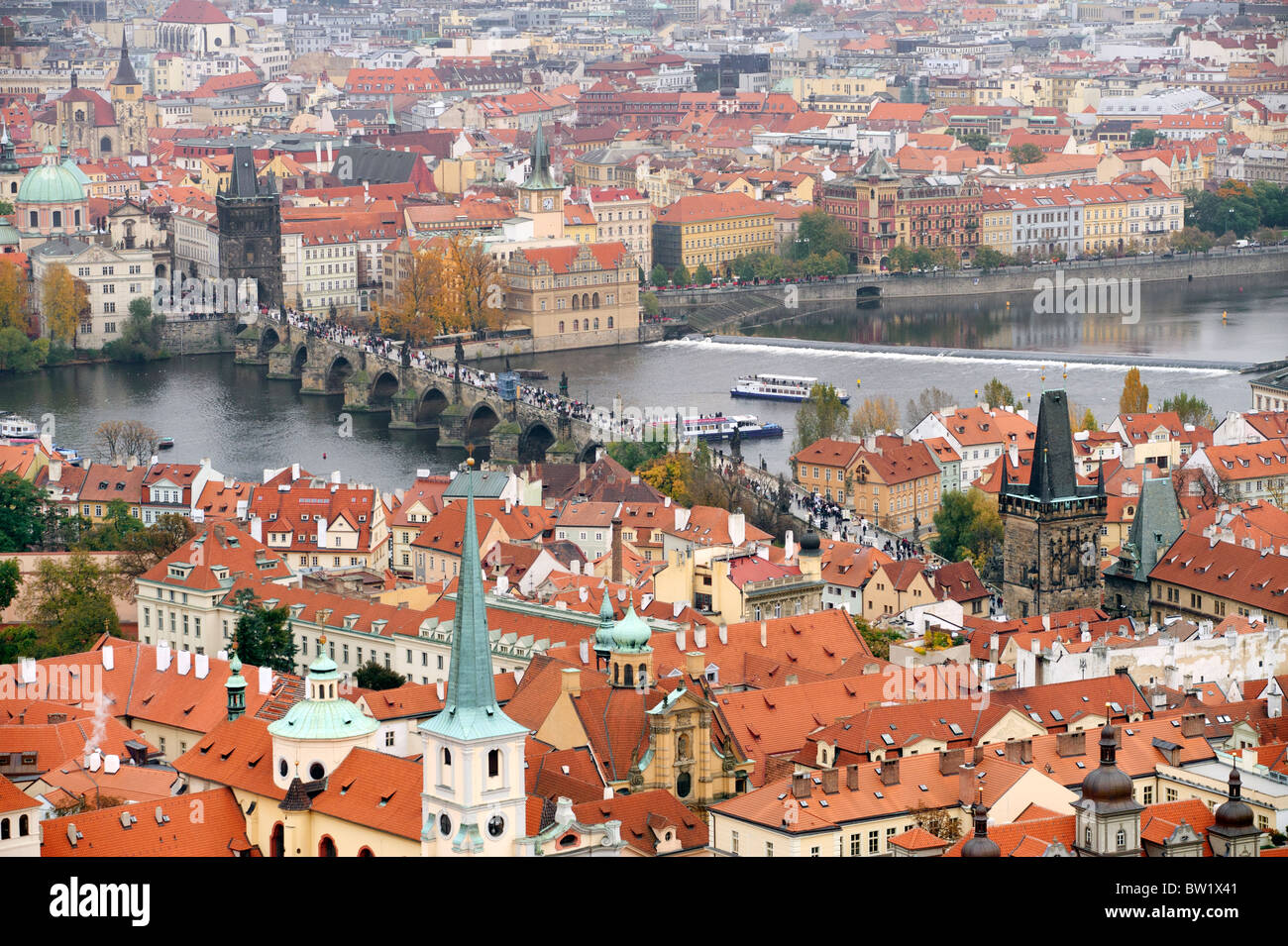 Charles Bridge Prague, traversant la rivière Vltava avec toit en tuiles rouges et paysage urbain comme vu du haut de la cathédrale St Vitus Banque D'Images