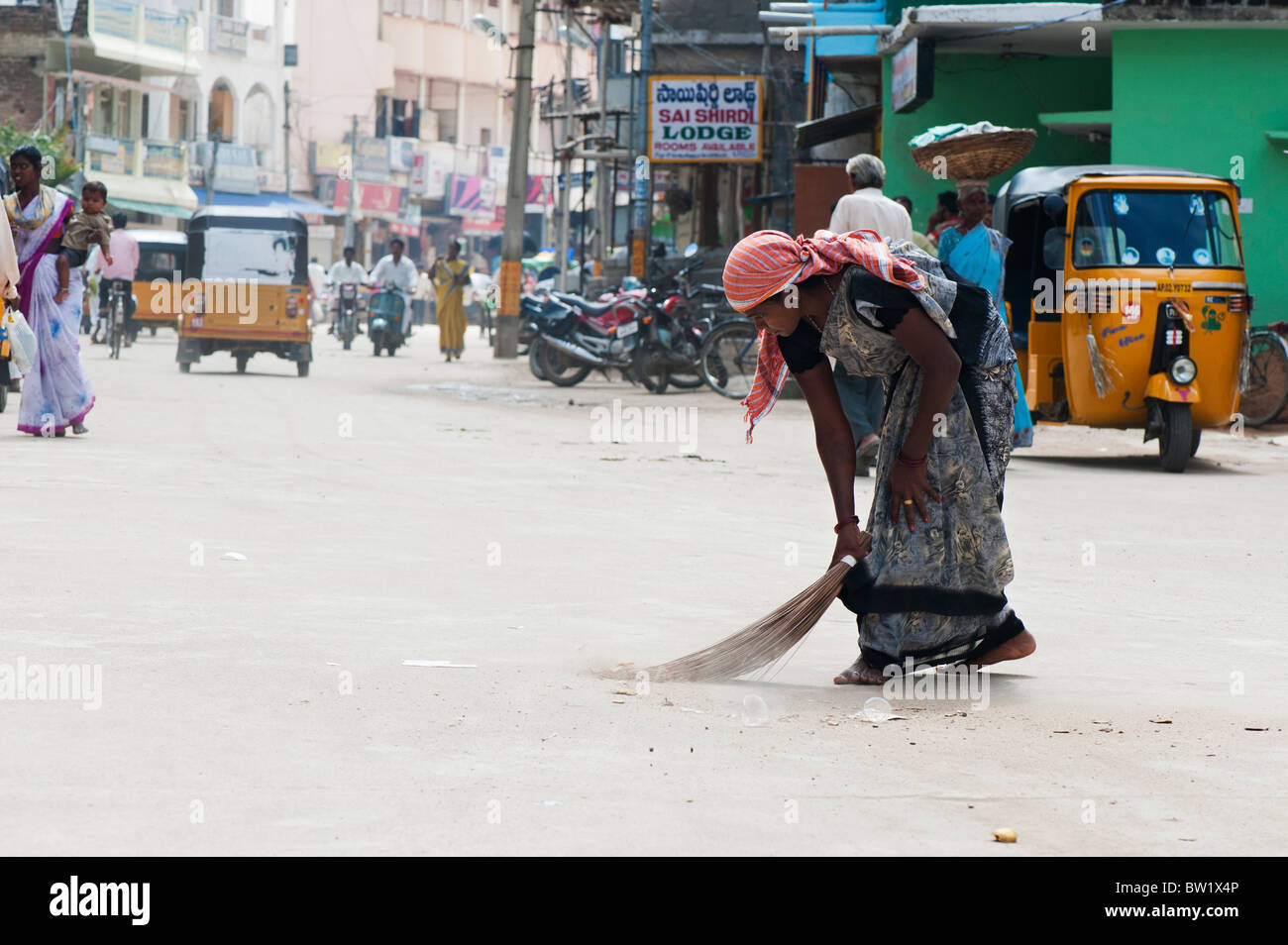 Femme indienne balayant les rues de Puttaparthi, Andhra Pradesh, Inde Banque D'Images