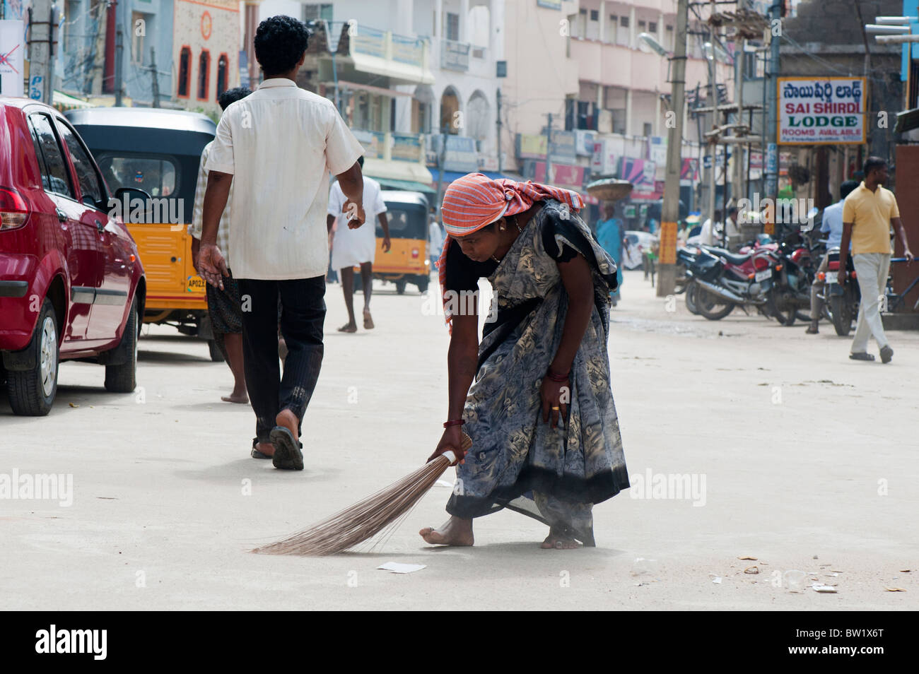 Femme indienne balayant les rues de Puttaparthi, Andhra Pradesh, Inde Banque D'Images
