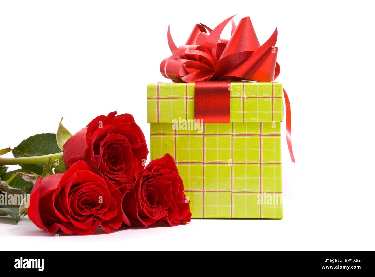 Roses rouges et boîte-cadeau sur un fond blanc studio Banque D'Images