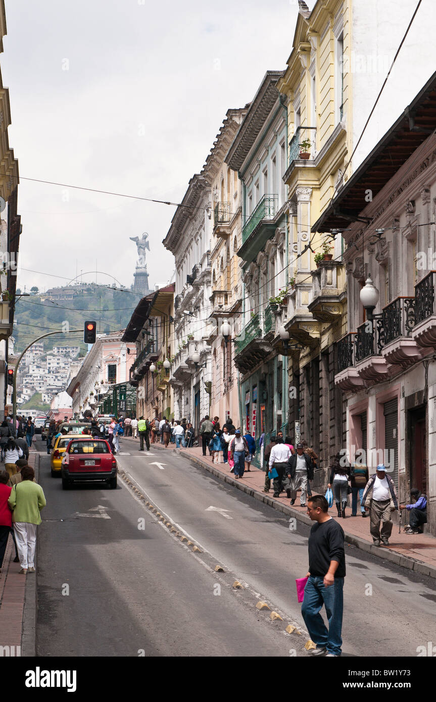 Rue du Centre historique avec la Vierge de Quito Monument sur la colline, Quito, Equateur. Banque D'Images