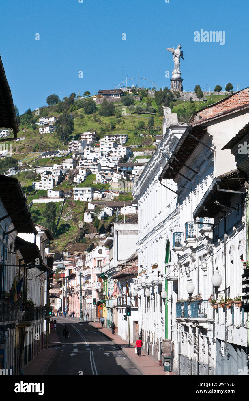 Rue du Centre historique avec la Vierge de Quito Monument sur la colline, Quito, Equateur. Banque D'Images